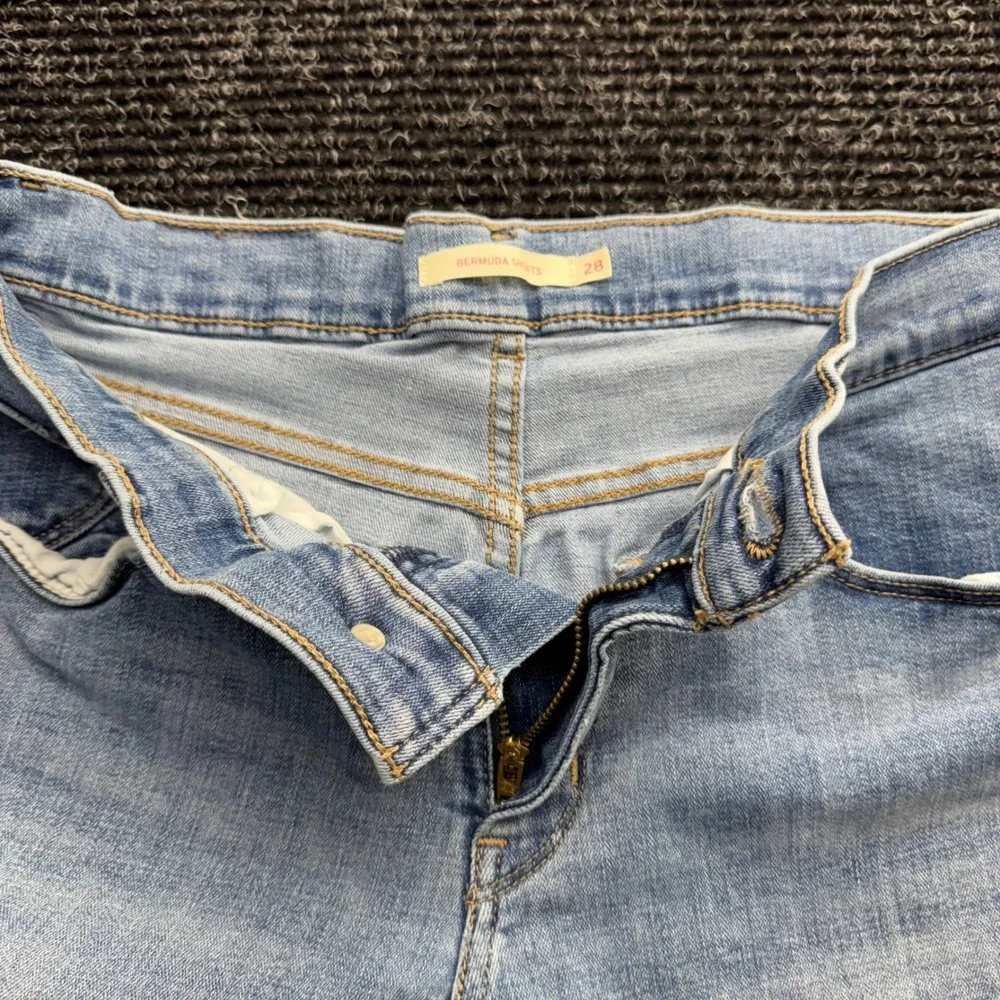 Levis Bermuda Shorts Womens 28 Light Wash Denim Mid Rise 29969-0032 Blue - Picture 9 of 10